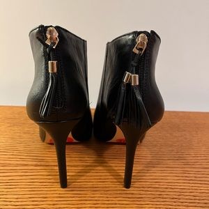 Lord &Taylor 424 Fifth Size 10 Black Bootie